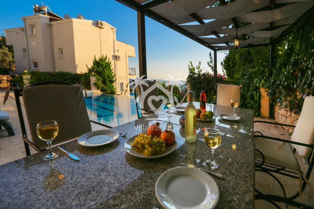 Kalkan Kızıltaş Villa Sarnıç dış bahçe masası 1