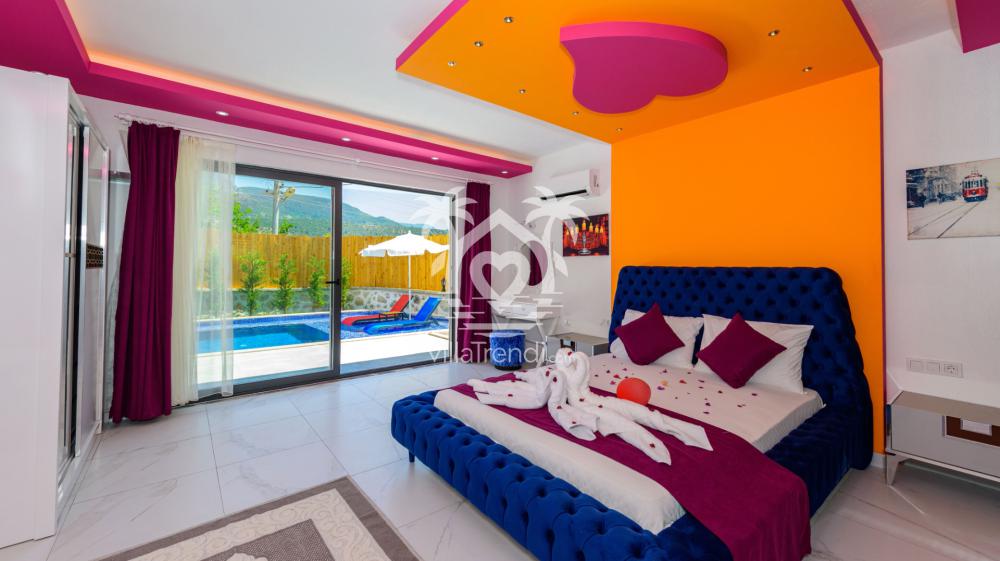 Kalkan havuza açılan jakuzili yatak odası ve romantik balayı konsepti